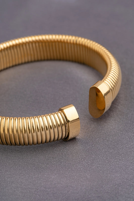 Stripped Bohemian Bracelet Openable Design Subtle Gold Polish Elegant Jewellery