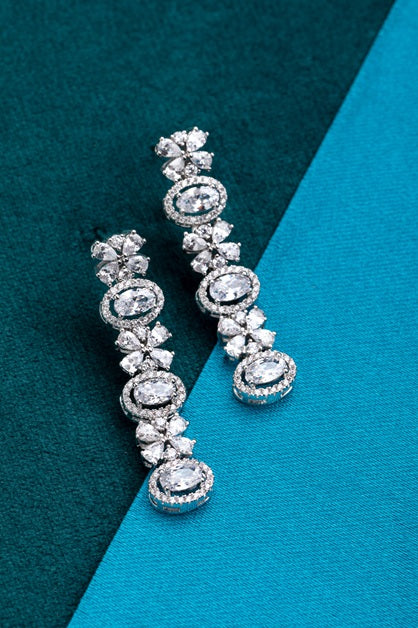 Western Style Diamond Finish Necklace White Rhodium Polish 17-Inch Clasp Locking Elegant Jewellery