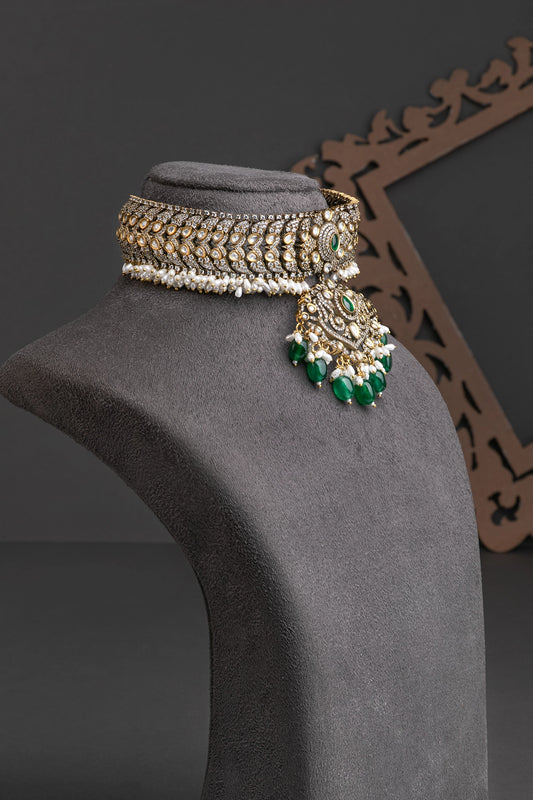 Kundan Choker Necklace in Green Antique Gold Polish Adjustable Thread Traditional Jewellery
