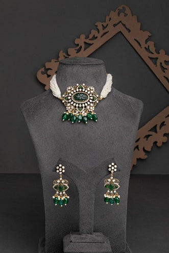 Kundan Choker Necklace in Green Antique Gold Polish Adjustable Thread Traditional Jewellery